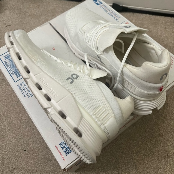 On Cloud Running Sneaker - Picture 3 of 5